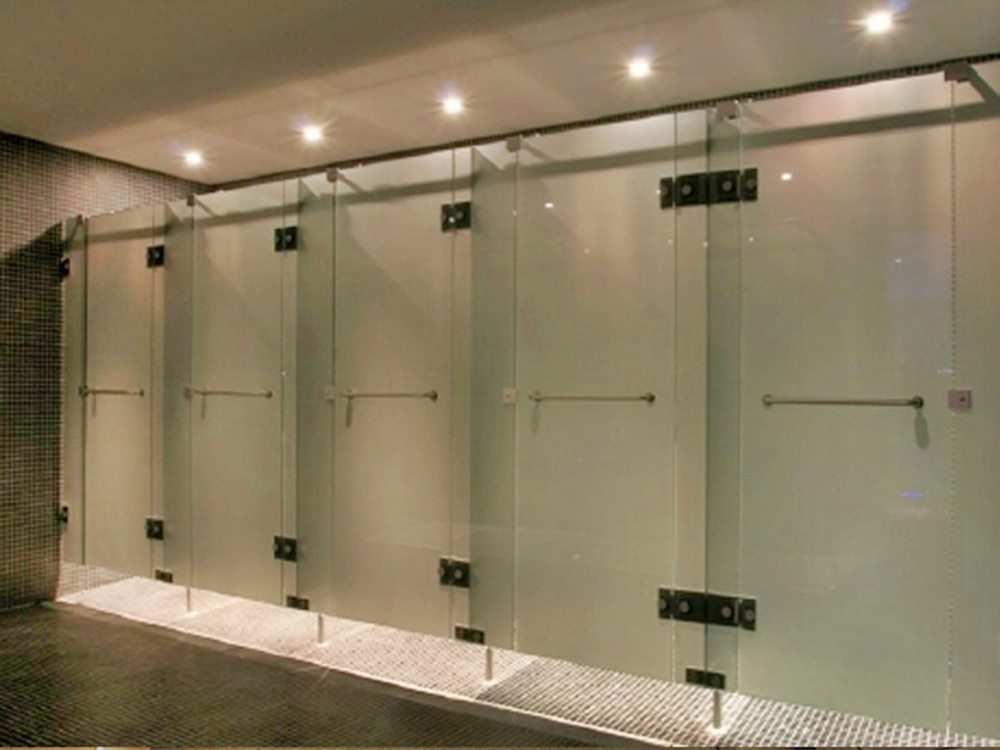 Desain Toilet Cubicle Kaca Laminated